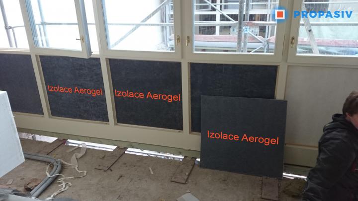 Tepelněizolační výplň dřevěných oken pomocí PROPASIV® Aerogel