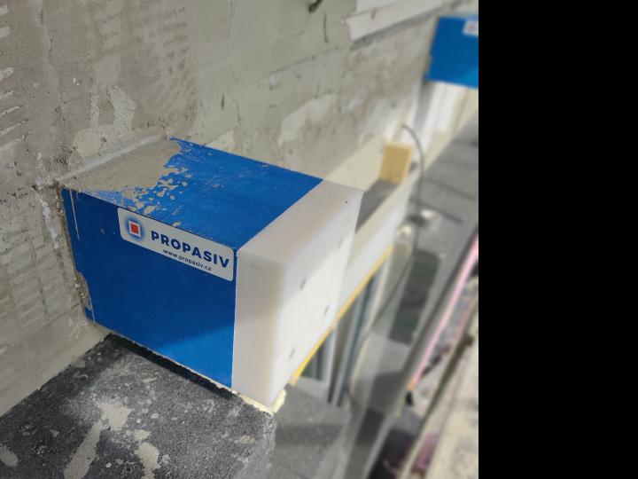 Osazení PROPASIV® Block M - zalití spáry mezi nosnou konstrukcí a montážním blokem cementovou zálivkou
